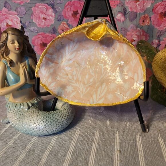 DECOUPAGE LIGHT PINK PRINT ON A CLAM SHELL - Picture 1 of 7